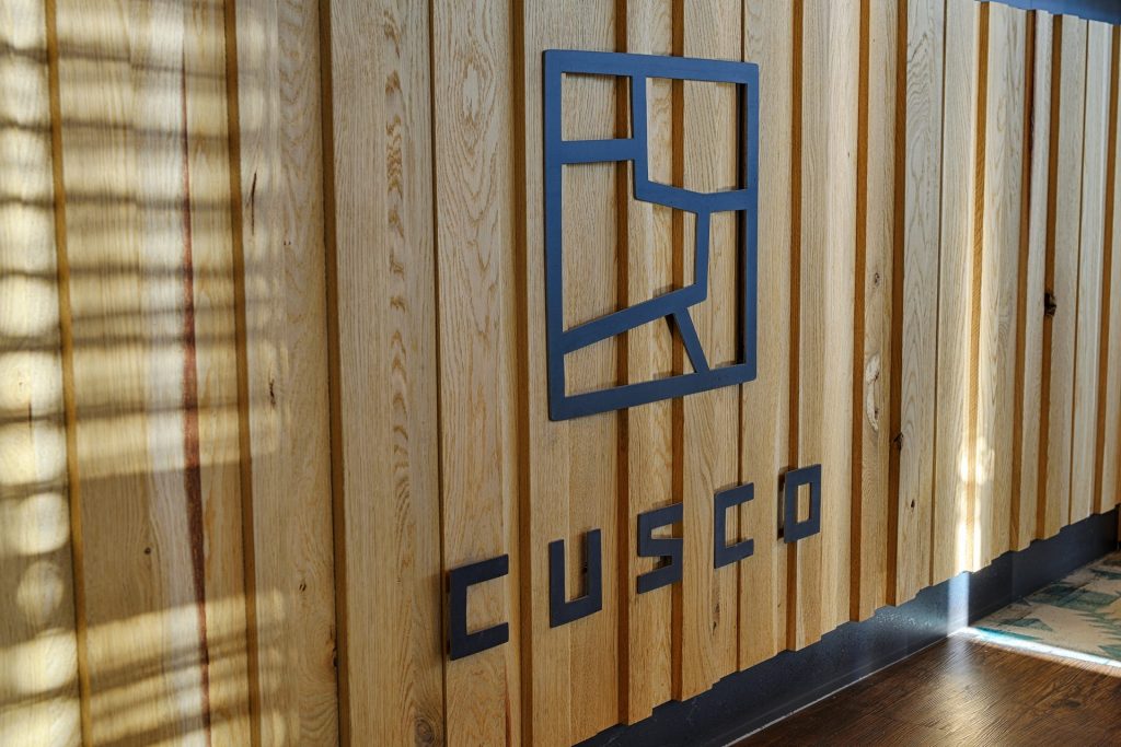 Maatwerk staal logo van restaurant Cusco vewerkt in de bar